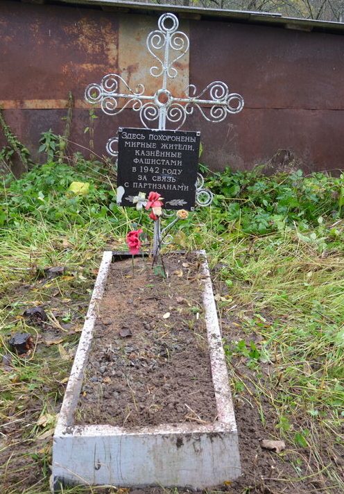  д. Сельцо Починковского р-на. Братские могилы мирных жителей, казненных гитлеровцами за связь с партизанами 13 апреля 1942 года.
