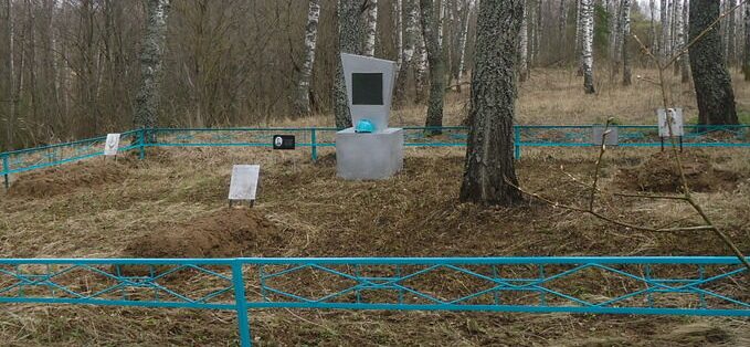 д. Флясово Ельнинского р-на. Братская могила, в которой похоронено 170 советских воинов и партизан, погибших в годы войны.