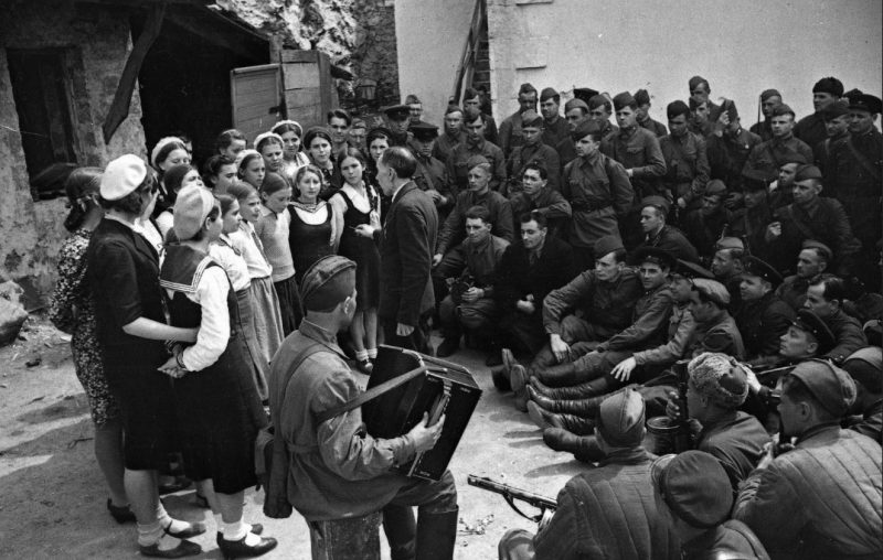 Выступление школьного хора перед защитниками Балаклавы. 22 апреля 1942 г.