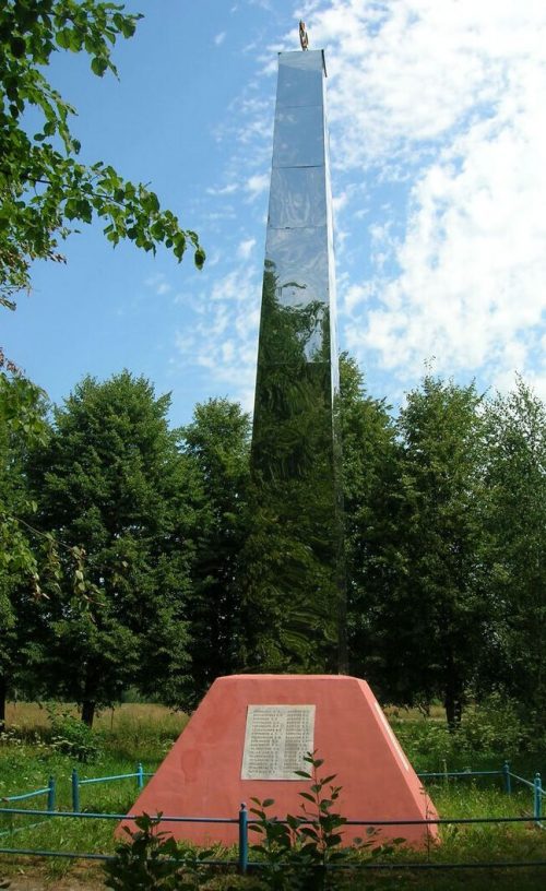 д. Шарапово Ельнинского р-на. Обелиск был установлен в честь погибших земляков.