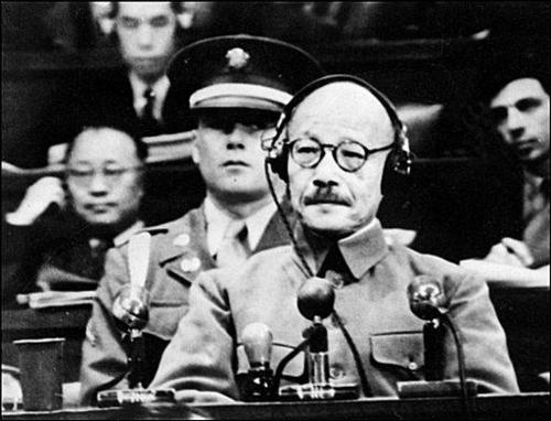 Генерал Хидеки Тодзё, премьер-министр Японии военного времени, на суде перед Международным военным трибуналом по Дальнему Востоку. Токио, 1947 г. 