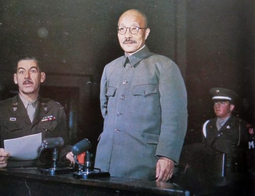Генерал Хидеки Тодзё, премьер-министр Японии военного времени, на суде перед Международным военным трибуналом по Дальнему Востоку. Токио, 1947 г.