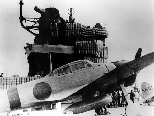 Японские истребители A6M2 на палубе авианосца «Акаги» перед вылетом в штурм Перл-Харбора. 7 декабря 1941 г.