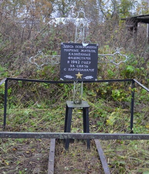 д. Сельцо Починковского р-на. Братские могилы мирных жителей, казненных гитлеровцами за связь с партизанами 13 апреля 1942 года.
