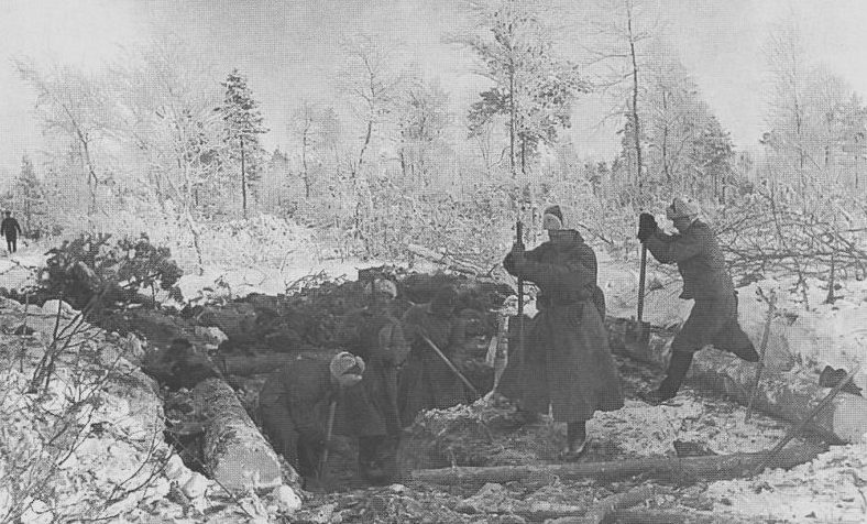 Красноармейцы строят землянку на Карельском перешейке. 1940 г.