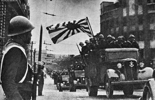 Войска японского флота на улицах Шанхая. Декабрь 1941 г.
