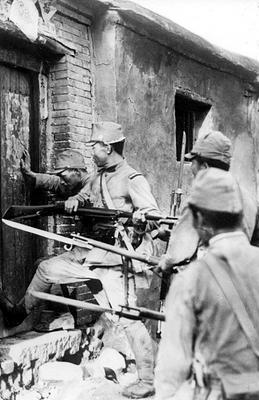 Японские солдаты выбивают дверь в китайском жилище. Шанхай. 1941 г.