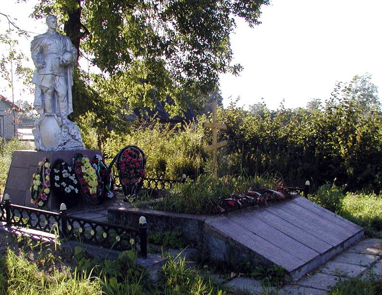 п. Стодолище Починковского р-на. Памятник, установленный на братской могиле, в которой похоронено 179 советских воинов.