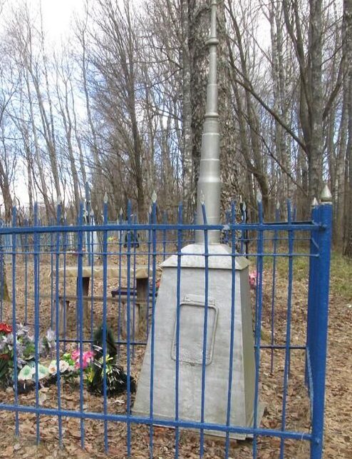 д. Петраково Ершичского р-на. Братская могила , в которой похоронено 200 советских граждан, расстрелянных оккупантами за связь с партизанами.