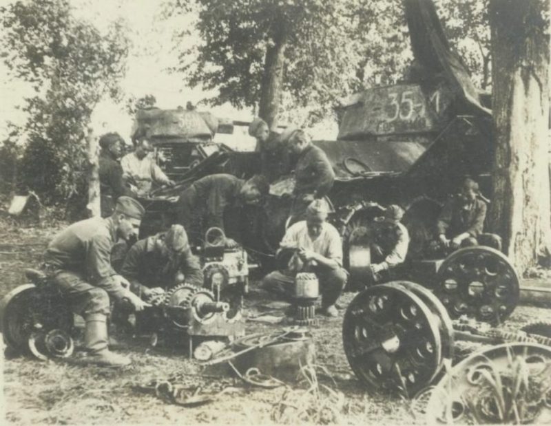 Танкисты во время ремонта. 1942 г.