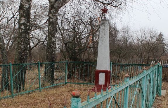 п. Стодолище Починковского р-на. Братская могила партизан-коммунистов на месте расстрела их карателями в годы войны. 
