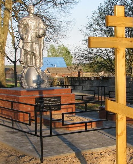 д. Сукромля Ершичского р-на. Братская могила, в которой похоронен 61 советский воин, погибший в 1943 году при освобождении района.
