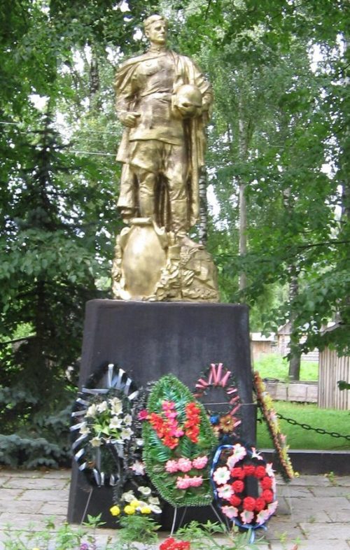 д. Стригино Починковского р-на. Памятник, установленный на братской могиле, в которой похоронено 540 советских воинов.
