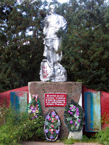 д. Шаталово Починковского р-на. Памятник, установленный в 1954 году на братской могиле, в которой похоронено 582 советских воина, в т.ч. 456 неизвестных.