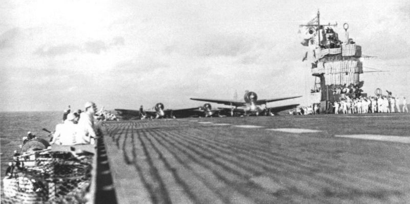 Японские истребители A6M2 «Зеро» из состава второй волны авиаудара по американской базе Перл-Харбор взлетают с палубы авианосца «Акаги». 7 декабря 1941 г. 