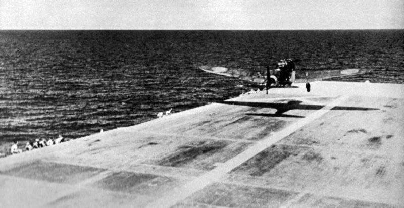 Японский торпедоносец Накадзима B5N «Кейт» взлетает с авианосца «Дзуйкаку» для атаки на Перл-Харбор. 7 декабря 1941 г. 