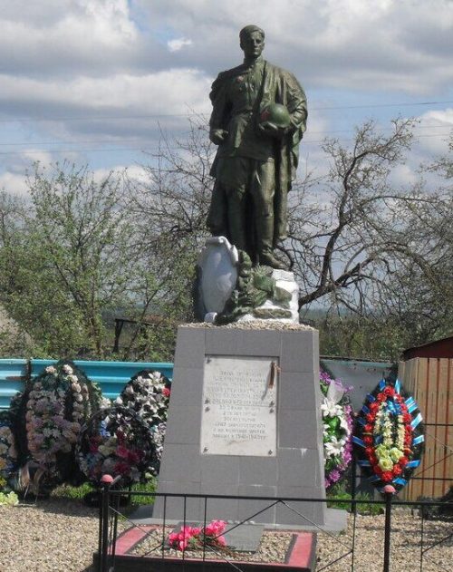 д. Яново Починковского р-на. Памятник, установленный на братской могиле, в которой похоронено 1197 советских воинов, погибших при освобождении района.