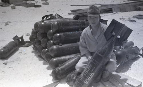 Японский солдат с американскими бомбами. Остров Уэйк, декабрь 1941 г.