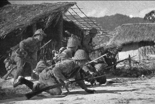 Японская пехота во время вторжения на острова Гилберта. Декабрь 1941 г.
