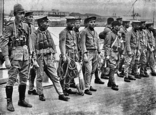 Морские десантники на берегу моря. Гонконг, 1941 г.