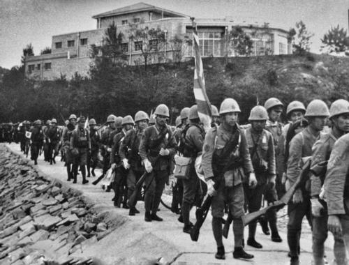 Японские солдаты во время вторжения в Гонконг. Декабрь 1941 г.