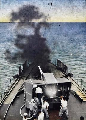 Легкий эсминец японского флота ведет огонь. Гонконг, 1941 г. 