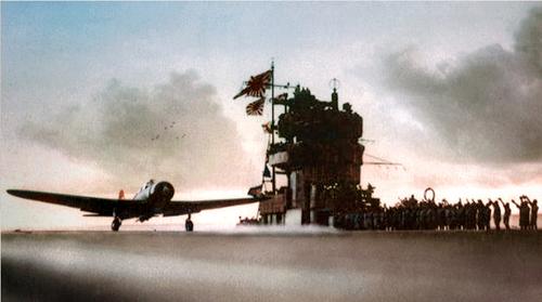 Торпедоносец взлетает с палубы авианосца. Декабрь 1941 г. 
