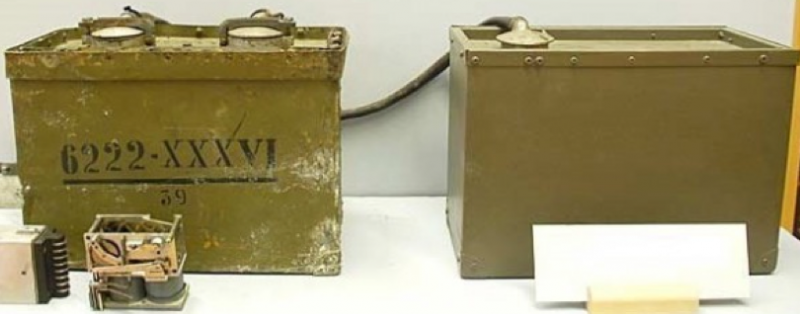 Слева - блок управления мины Ф-10. Справа – дешифратор