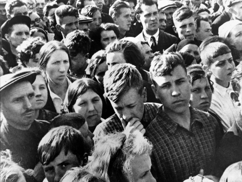 Москвичи слушают выступление В. Молотова по радио о нападении Германии. 22 июня 1941 г.