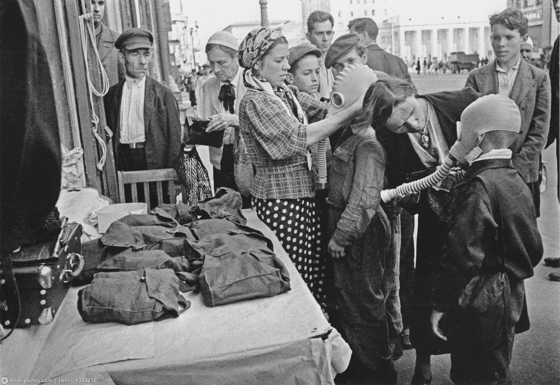 Раздача противогазов на площади Маяковского. Июль, 1941 г.