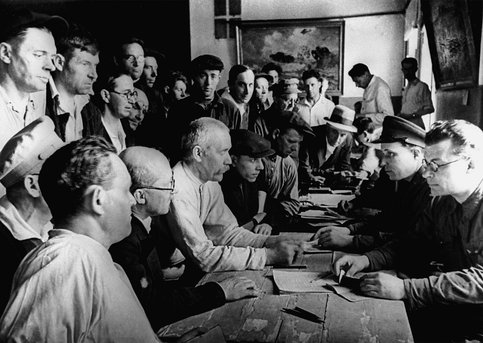 Москвичи записываются в ряды народного ополчения. Июль, 1941 г.