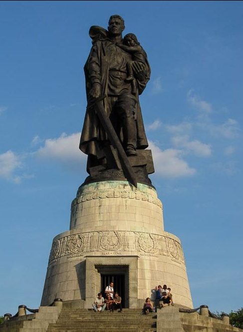 Главный памятник мемориала - воин-освободитель. 