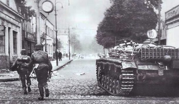 Немецкие войска входят в город.