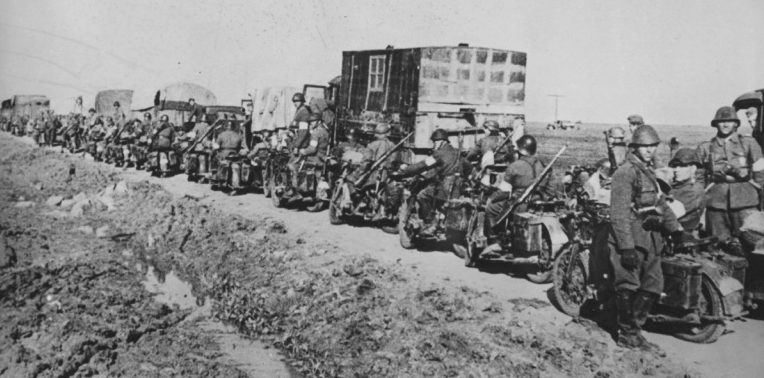 Колонна румынских мотоциклистов и грузовиков в окрестностях Керчи. Май 1942 г.