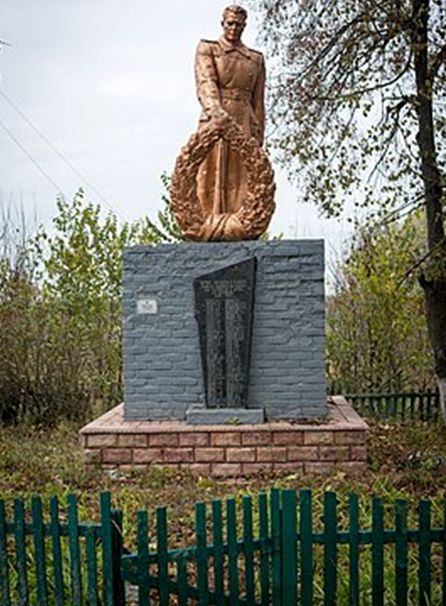 с. Броварки Гадячского р-на. Памятник землякам, погибшим в годы войны.