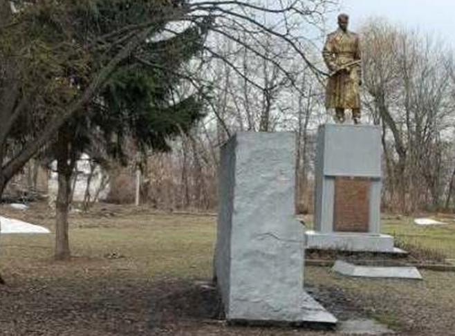 с. Почаивка Гребенковского р-на. Памятник, установленный в 1957 году на братской могиле советских воинов и памятный знак павшим воинам-землякам. 