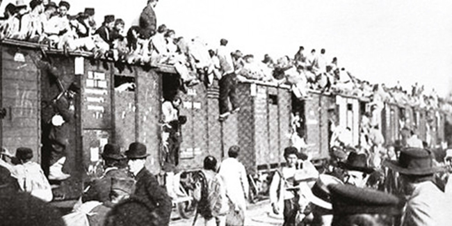 Погрузка депортированных в вагоны. 