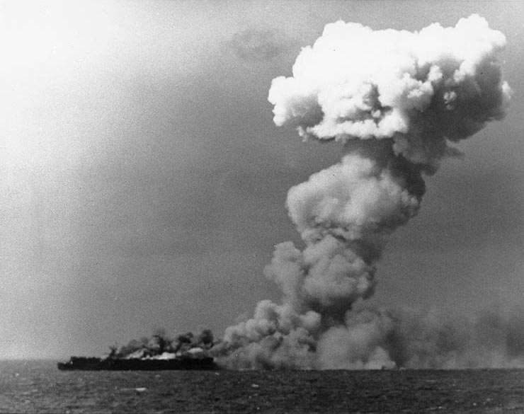 Авианосец «Princeton» в момент взрыва торпед. 24 октября 1944 г.
