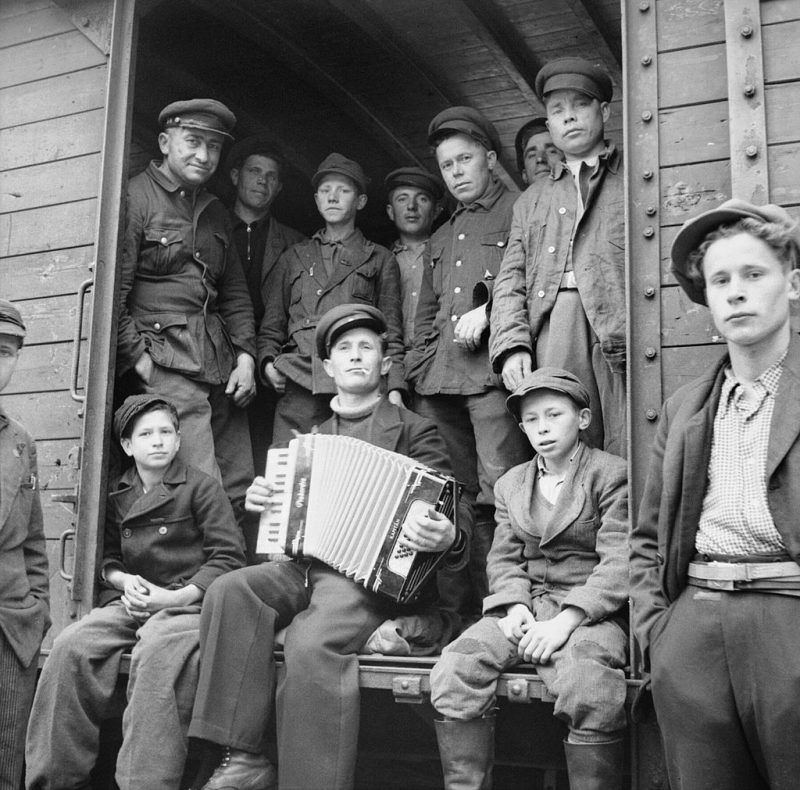 Отправка эшелона с бывшими военнопленными и остарбайтерами из транзитного лагеря под Гамбургом, 31 мая 1945 г.