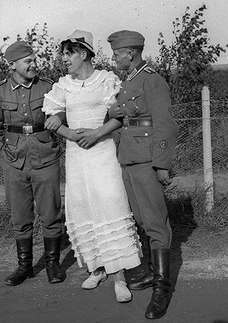 «Тоска по женщинам». Переодетый в женское платье немецкий солдат со своими сослуживцами. Германия, 1941 г.