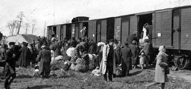 Погрузка депортированных в вагоны. 