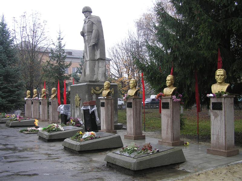 п. Великая Багачка. Мемориал советским воинам, погибшим в годы войны. 