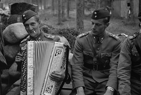 Финские офицеры отдыхают на фронте. 1941 г.