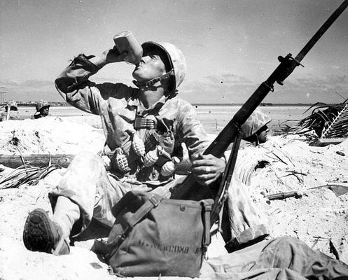 Морские пехотинцы на атолле Тарава. Ноябрь 1943 г.