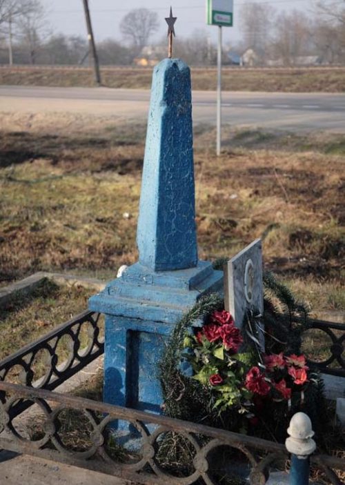 с. Остер Рославльского р-на. Обелиск, установленный на братской могиле советских воинов.