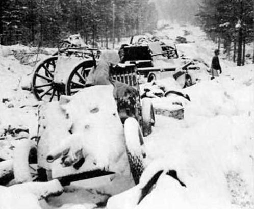 Колонна уничтоженной советской техники 44-й пехотной дивизии на дороге Раате-Суомуссалми. 8 января 1940 г.