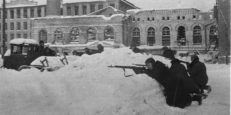 Партизаны занимают оборону во дворе Наро-Фоминской прядильной фабрики. Декабрь 1941 г. 