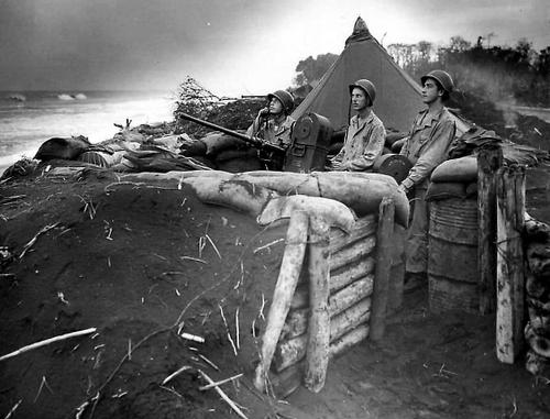 Морские пехотинцы на мысе Глостер острова Новая Британия. Январь 1944 г.