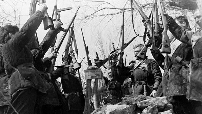 У могилы партизана. Украина, 1 апреля 1942 г. 