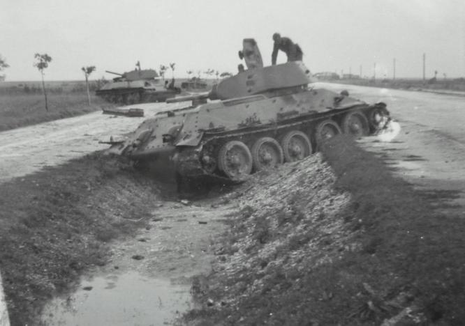 Поле танкового боя у Ровно. 1941 г.